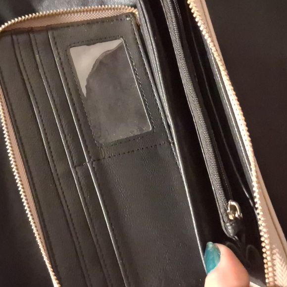 Steve Madden Beige Wristlet with Gold Accents .like New - Picture 7 of 12